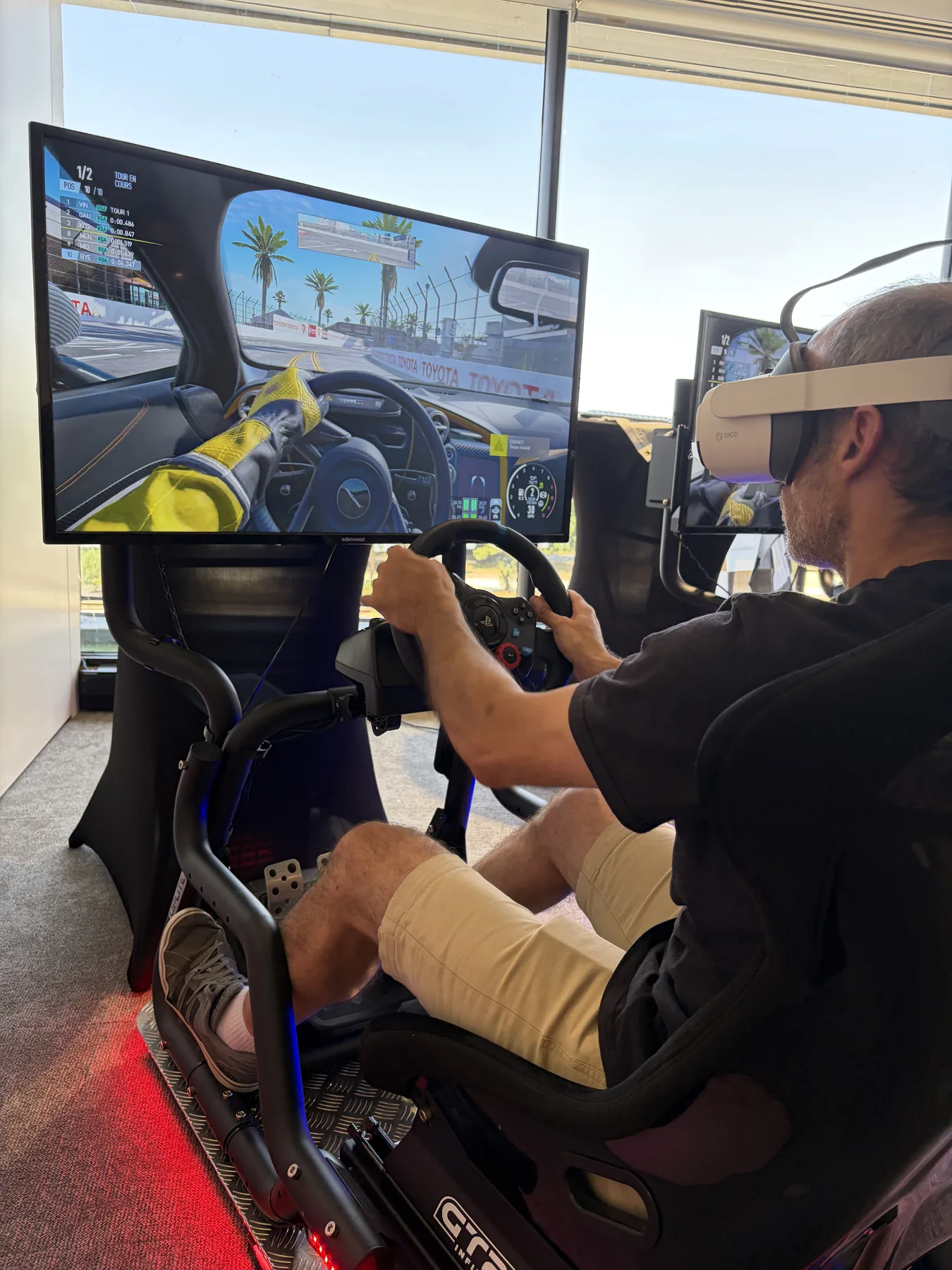Animation VR assise avec écran de retour visible pour le public