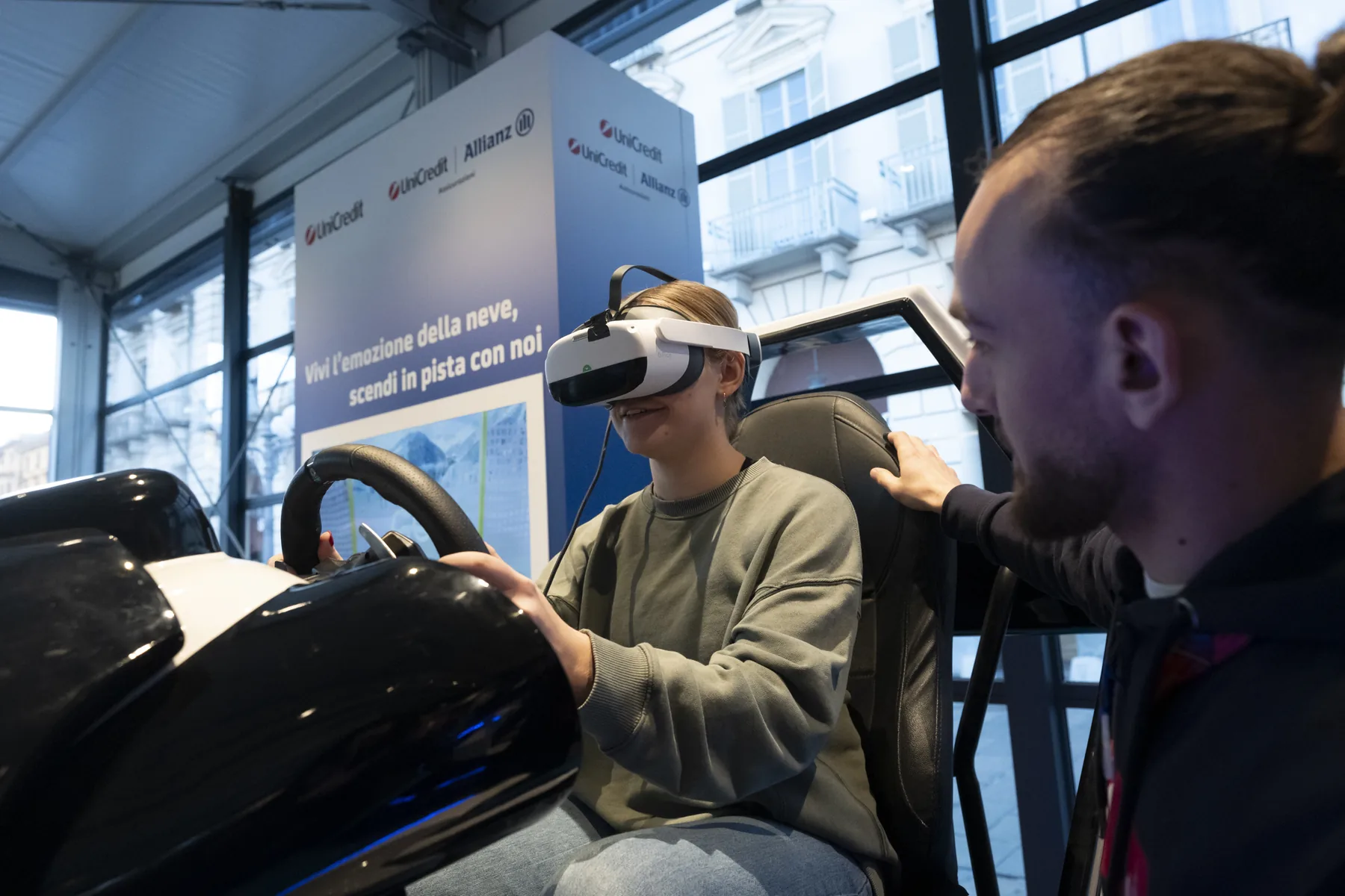 Animateur accompagnant un participant équipé d’un casque VR