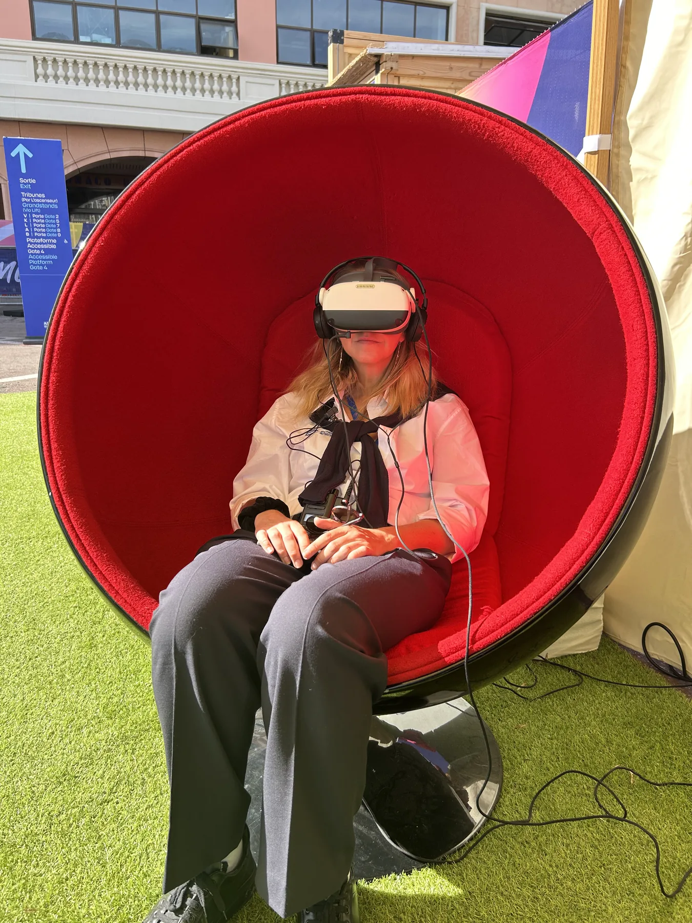 Participant assis dans un fauteuil immersif avec casque VR