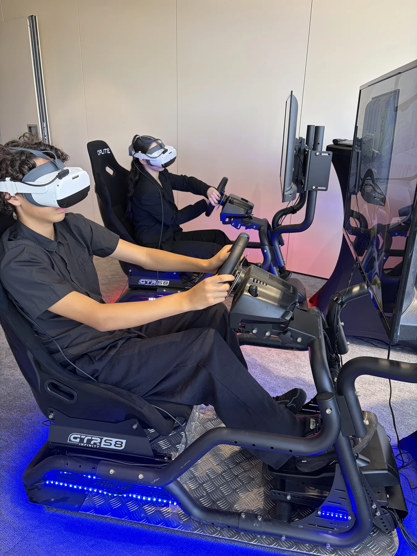 Plusieurs participants équipés de casques VR dans des fauteuils alignés