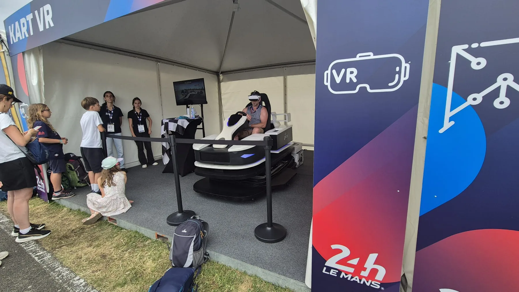 Groupe réuni autour d’un stand VR avec participants et animateurs
