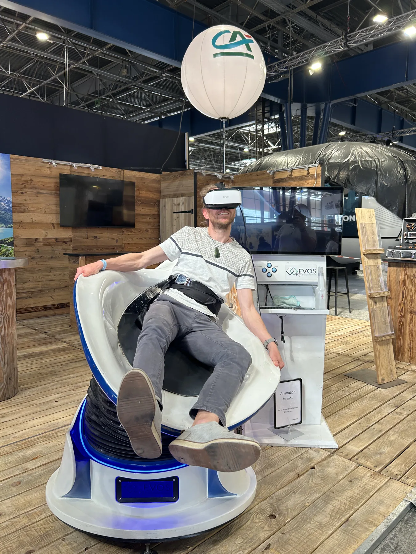 Participant équipé d’un casque VR dans un lieu événementiel intérieur