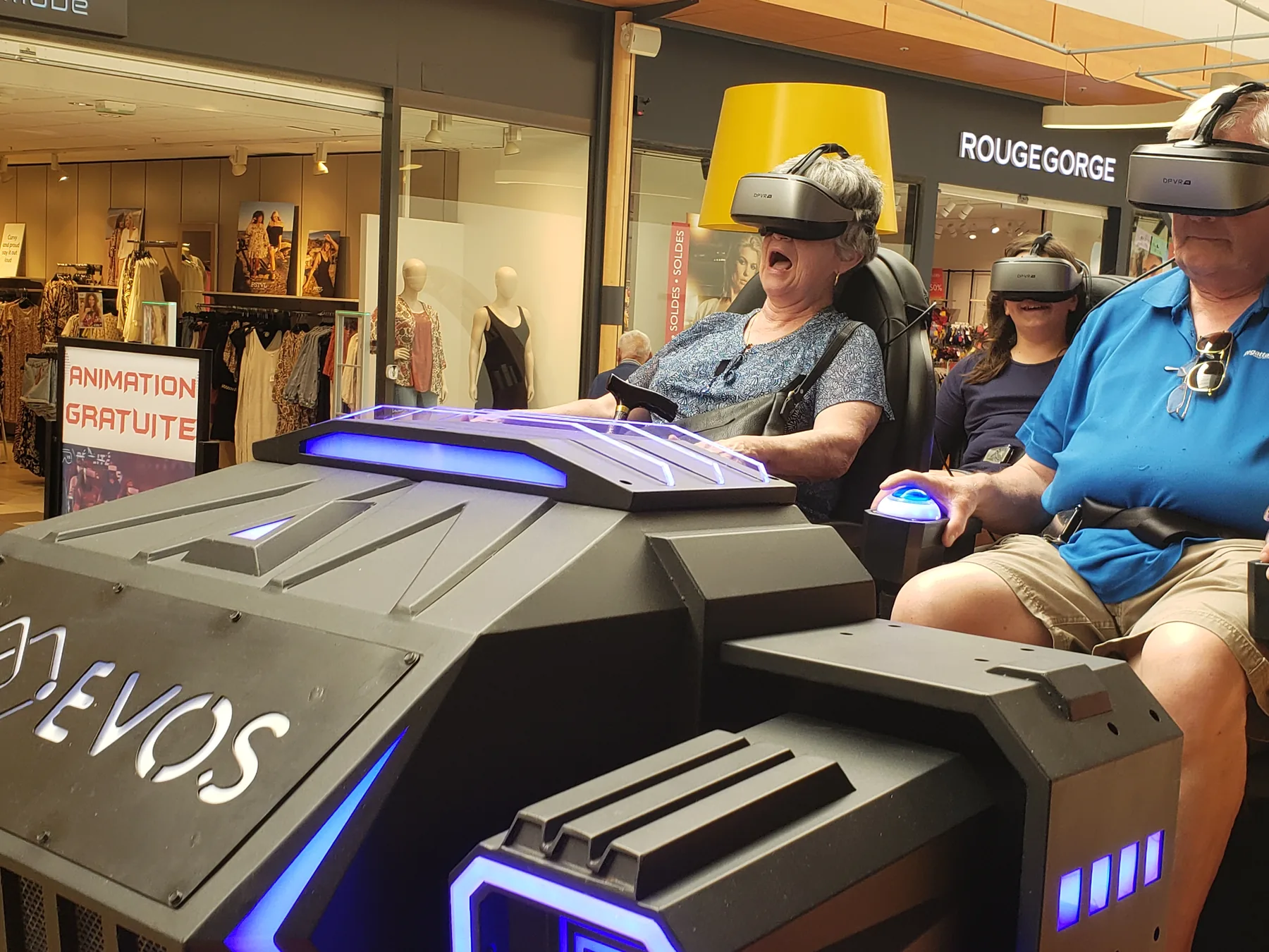 Participants assis dans un simulateur VR avec animateur à proximité