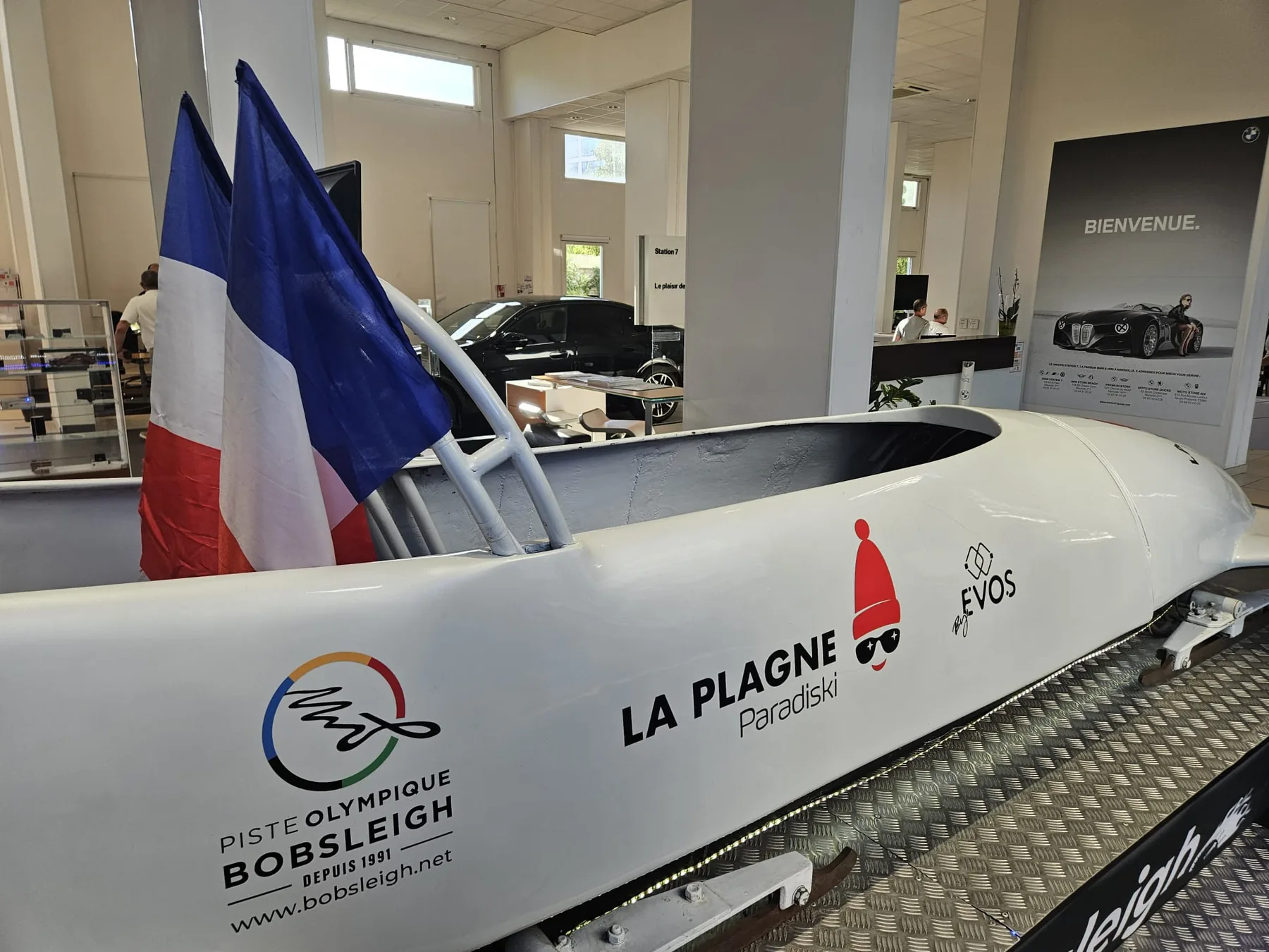 Simulateur avion VR installé dans une salle avec poste de pilotage