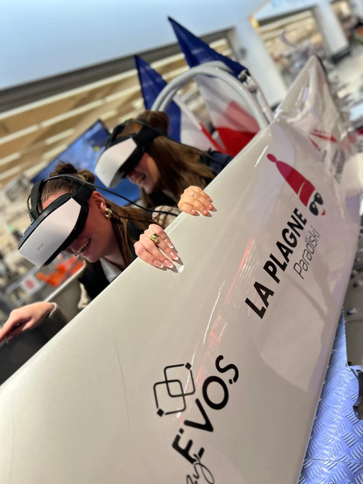 Structure de simulateur avion VR vue de près avec participant équipé