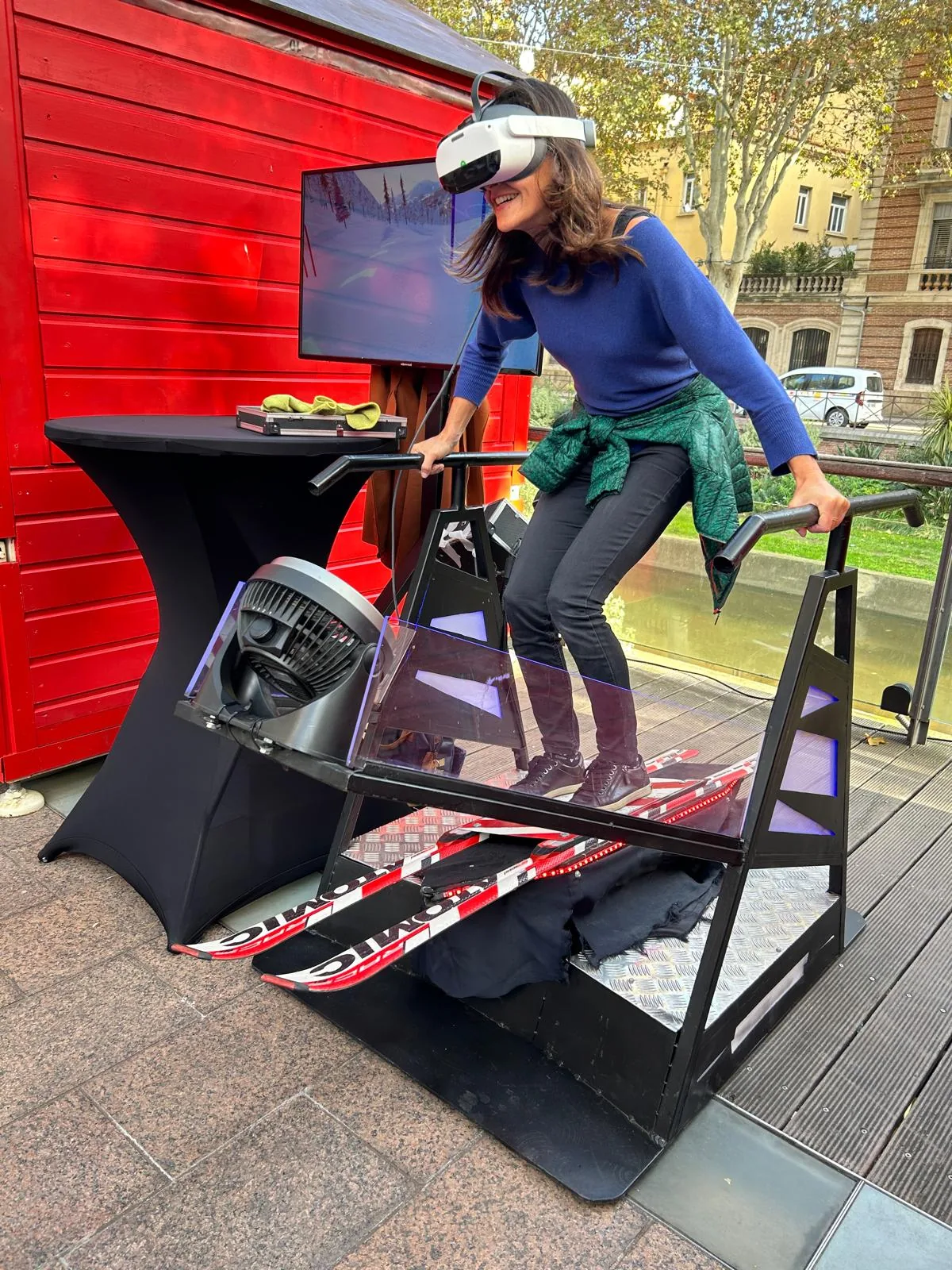 Participant sur un simulateur moto VR avec casque dans un espace événementiel