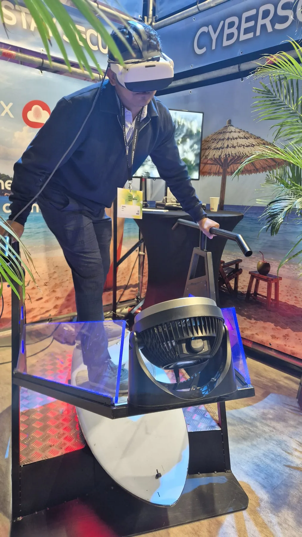 Participant sur un simulateur de ski VR dans un espace commercial