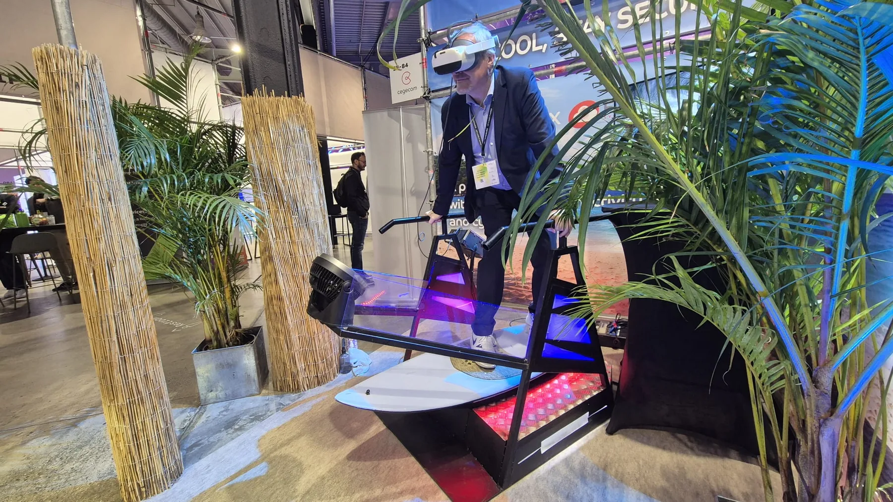 Simulateur VR installé dans un espace intérieur ouvert avec passage