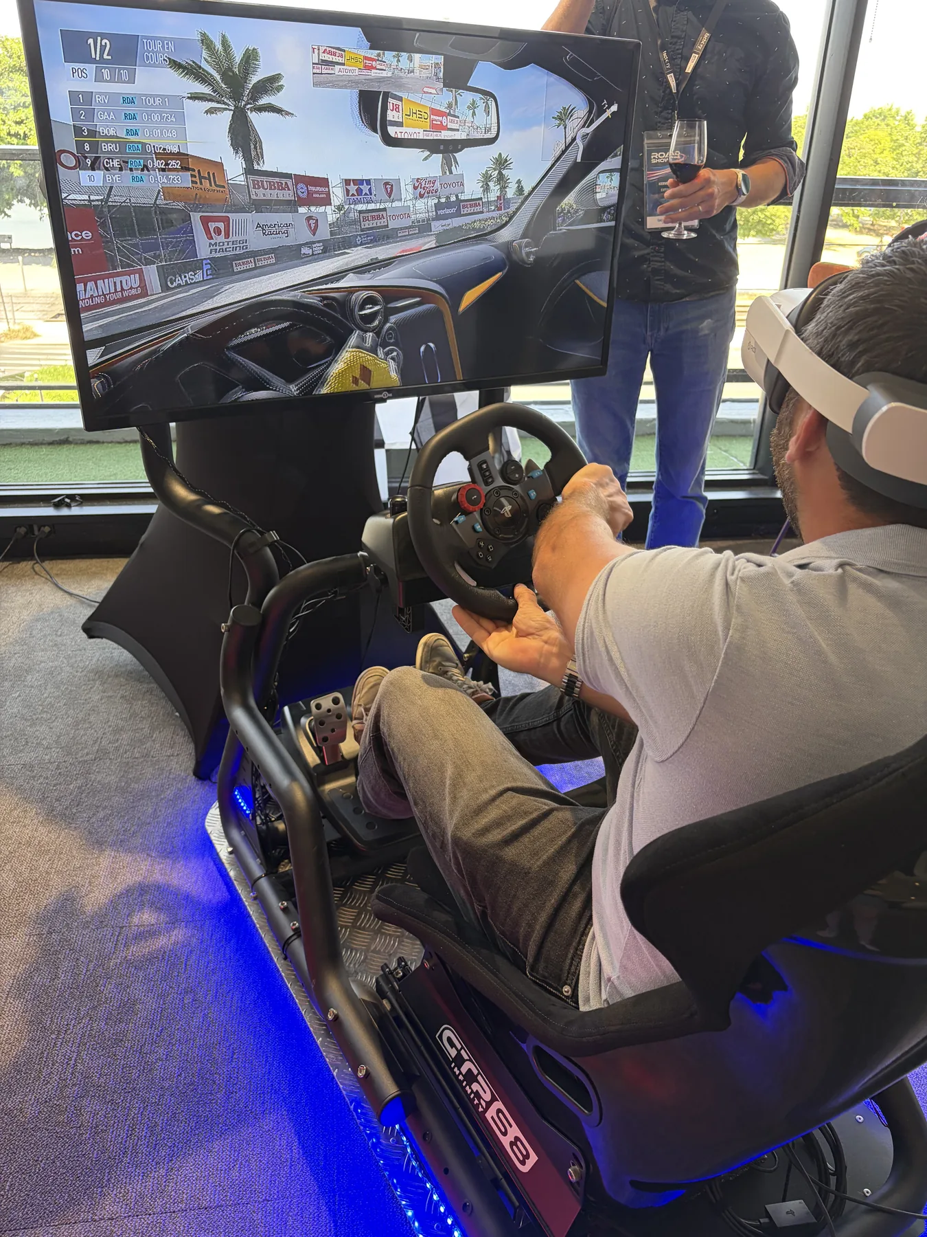 Groupe de participants autour d’un simulateur VR pendant un événement