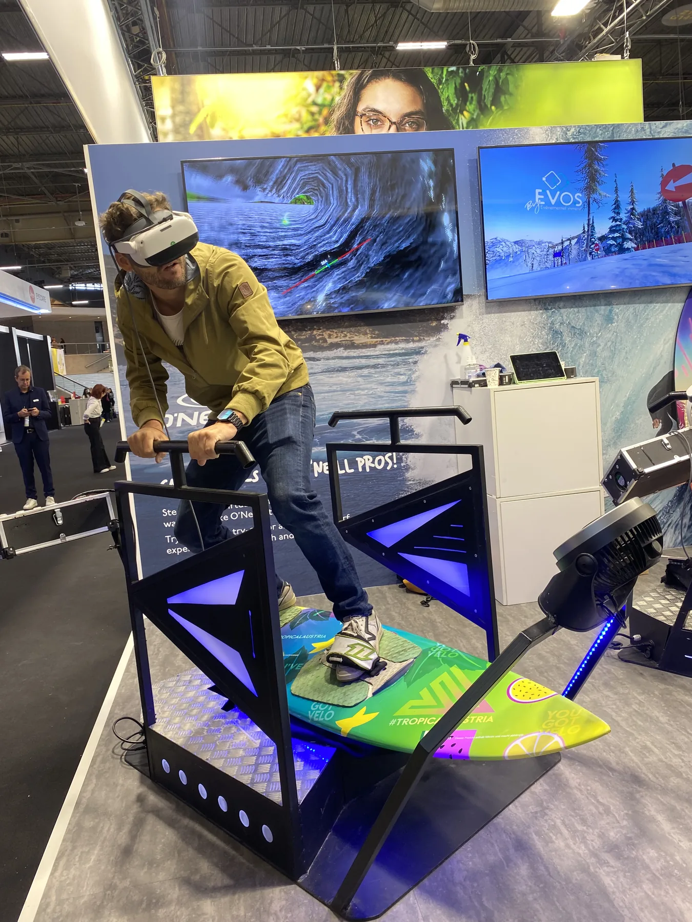 Simulateur VR présenté sur un salon professionnel avec écran visible