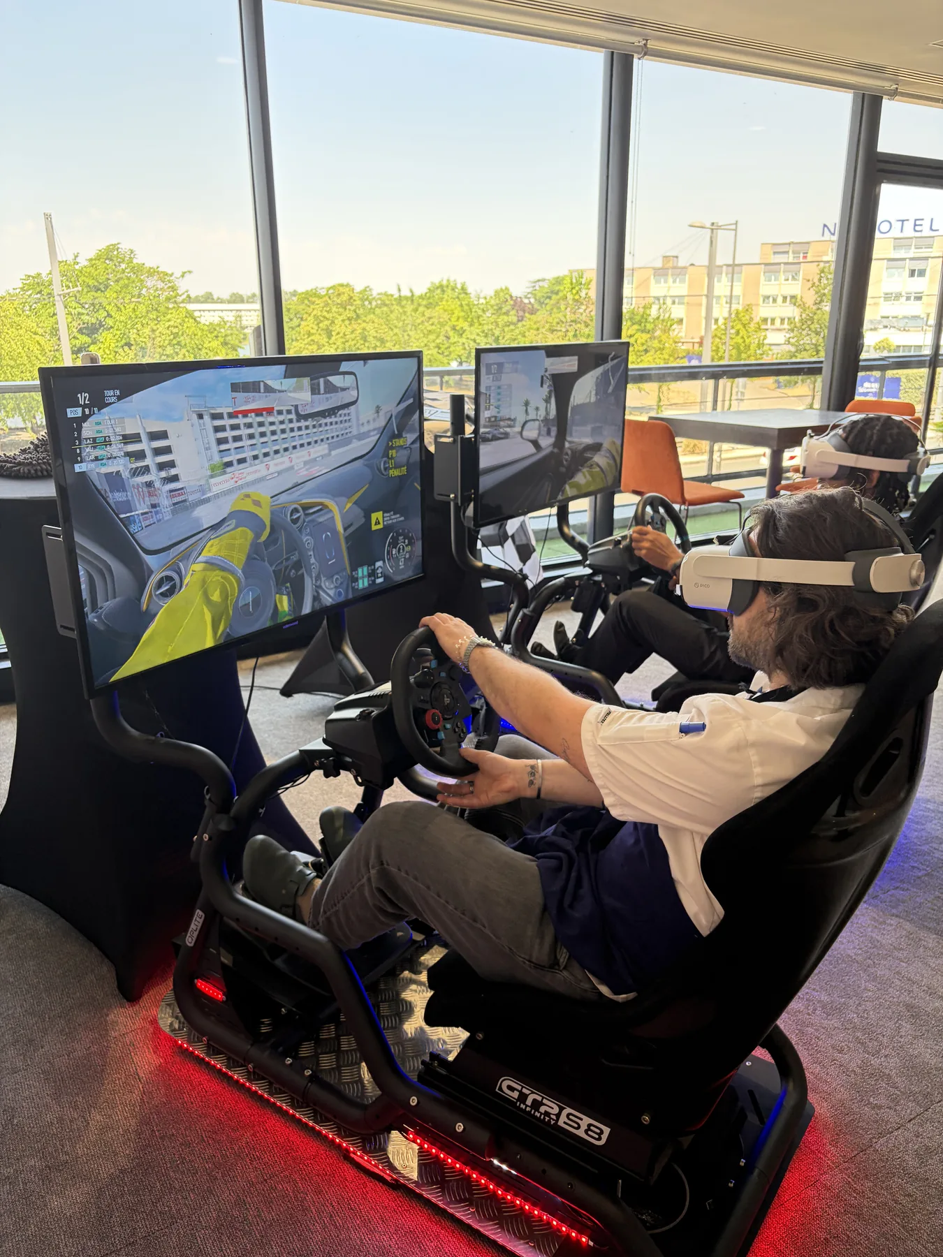 Simulateur VR installé en terrasse avec écran et siège immersif
