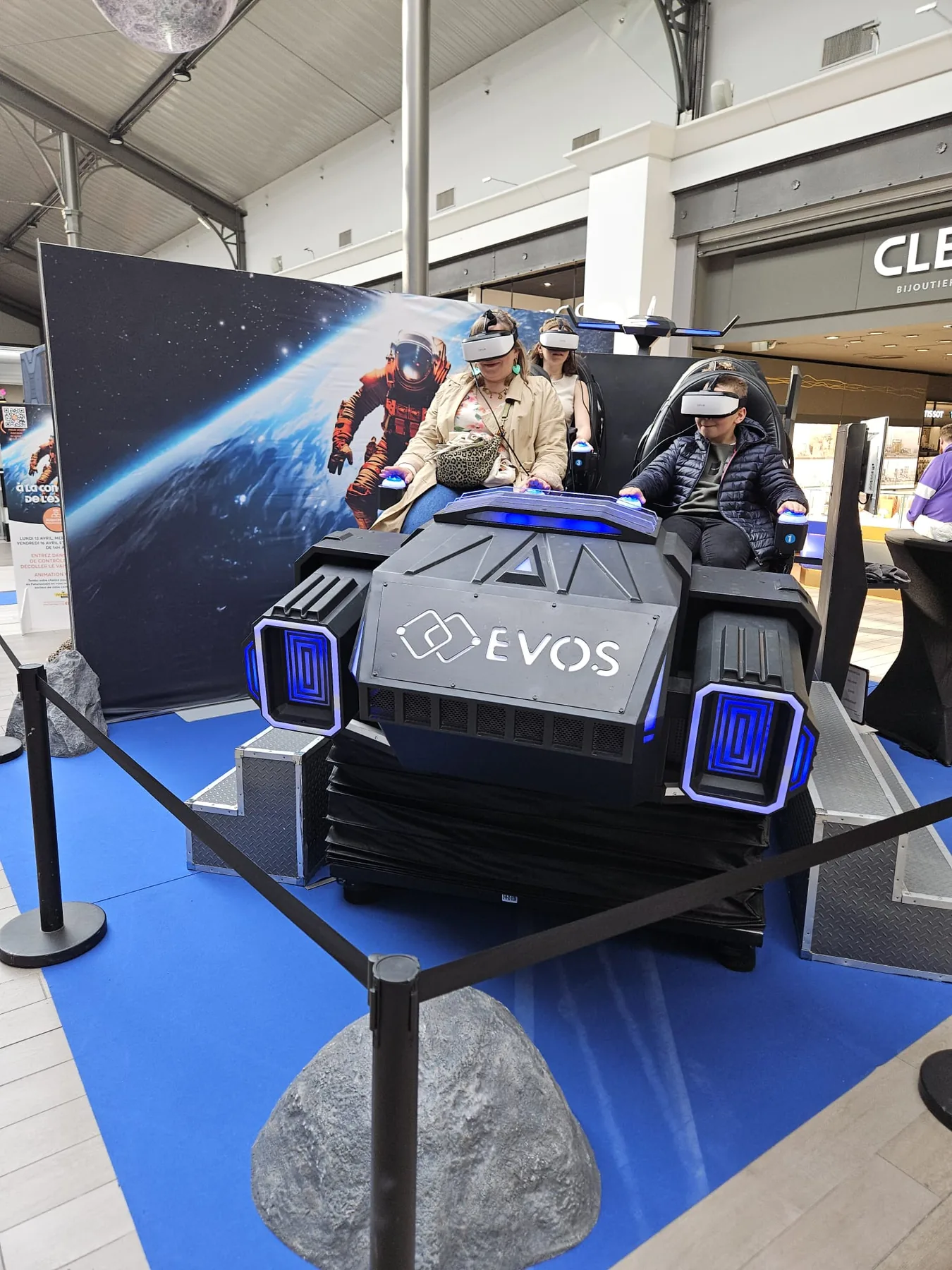 Stand VR habillé avec plusieurs participants dans une salle événementielle