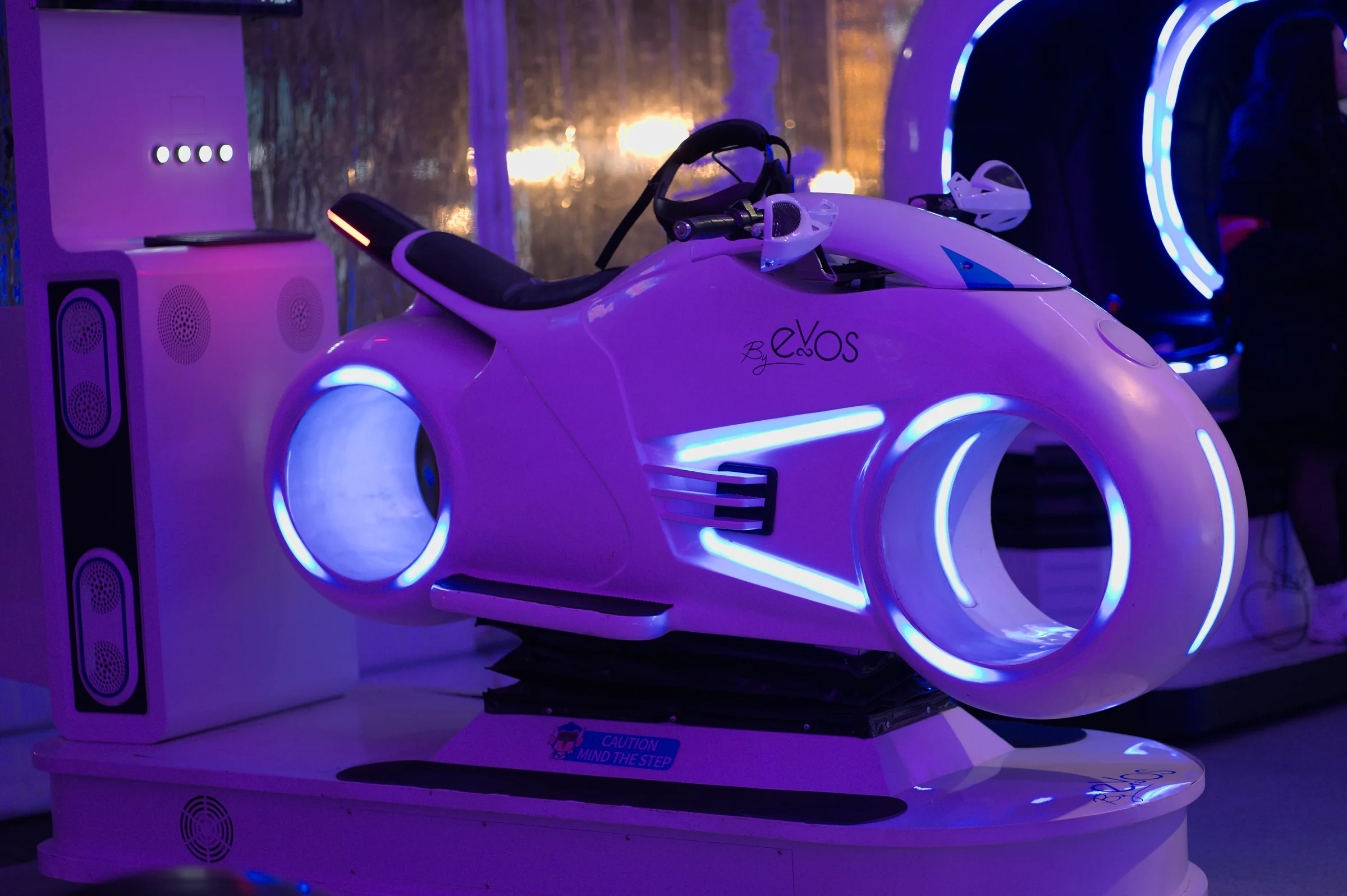 Simulateur moto VR lumineux installé pour une animation événementielle
